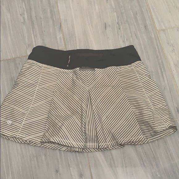 Lululemon skort size 4 - Picture 2 of 3